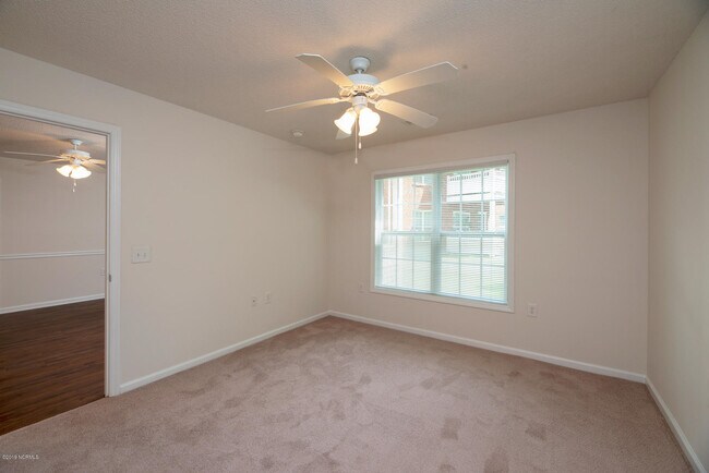 Building Photo - 2833 Holly Glen Dr