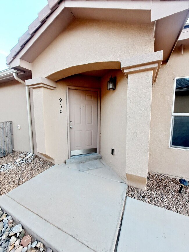 Building Photo - MOVE IN SPECIAL! 1/2 off 2nd months rent! Cute 3 bed, 2 bath home in Huning Ranch