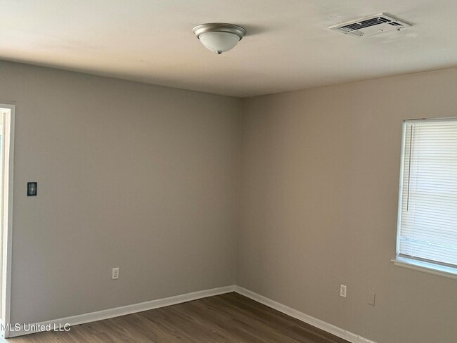 Building Photo - 609 Academy Dr