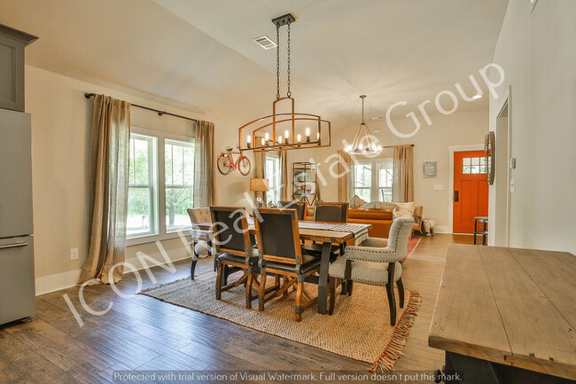 Building Photo - 3/2 Home on large lot in Woodstock