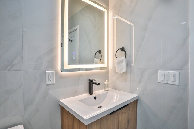 Building Photo - OPEH HOUSE SAT 05/02/26 10 am - 3 pm  Beautiful, Fully Furnished 1BR w/ appliances wash/dryer INCL