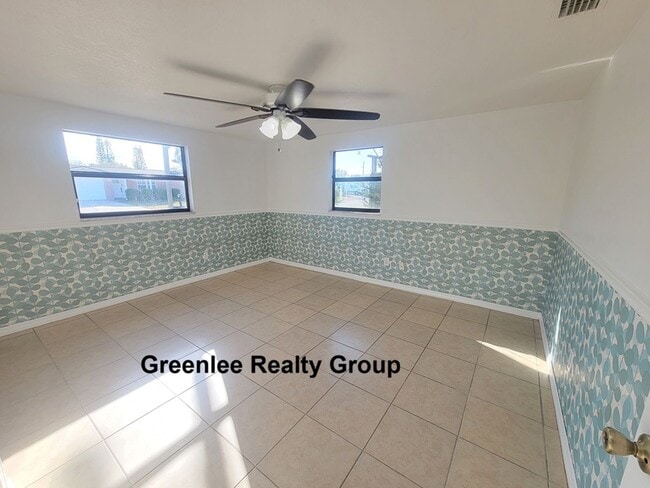 Building Photo - Spacious 3BR with bonus room and fenced yard just minutes from Tarpon Springs