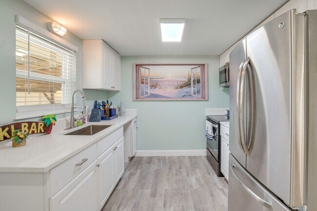 Building Photo - Fully Furnished 2BR/2BA Sarasota Home – Move-In Ready with Entertainment Room Near Siesta Key!