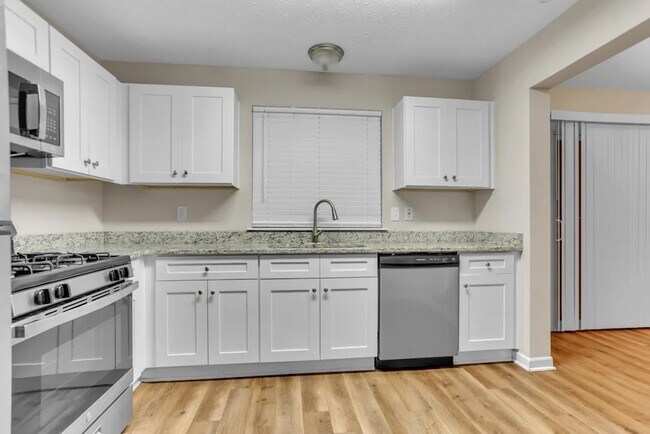 Building Photo - 3728 Adamsville Dr SW