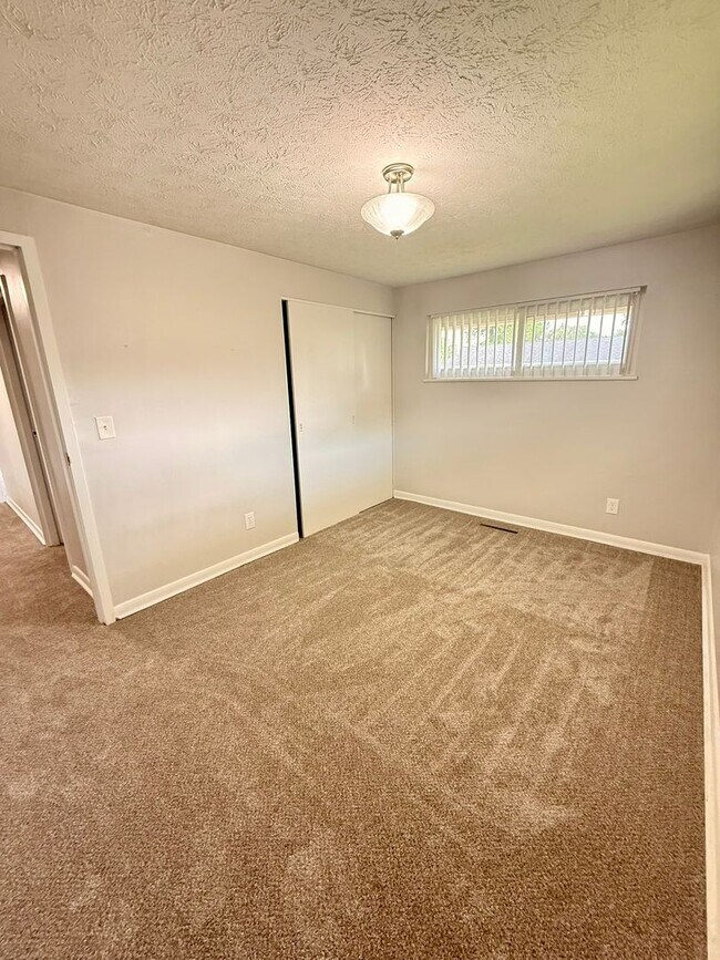 Building Photo - Updated 3BR Brick Ranch | Screened Porch | Attached Garage