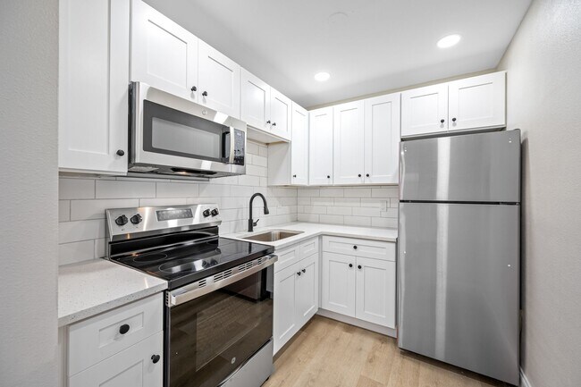 Building Photo - Renovated OVERSIZED 2 Bed/2 Bath at 140 Da...