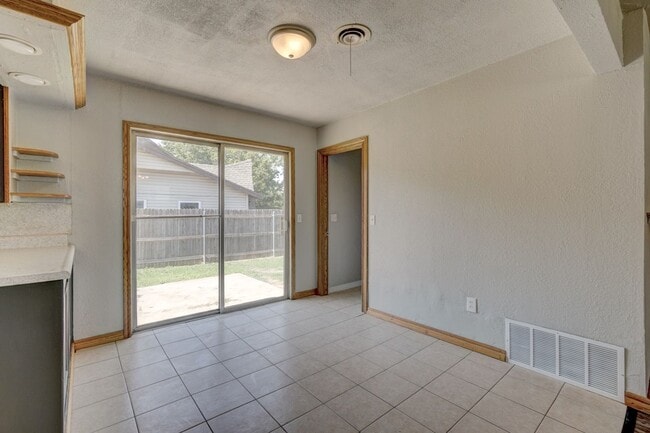 Building Photo - Nice 4 Bed 1.5 Baths Located near Tinker Diagonal