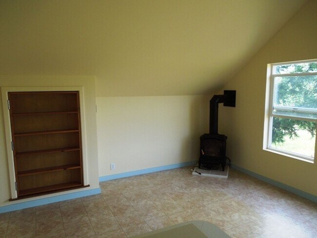 Building Photo - 1 Bedroom Apartment in the Country