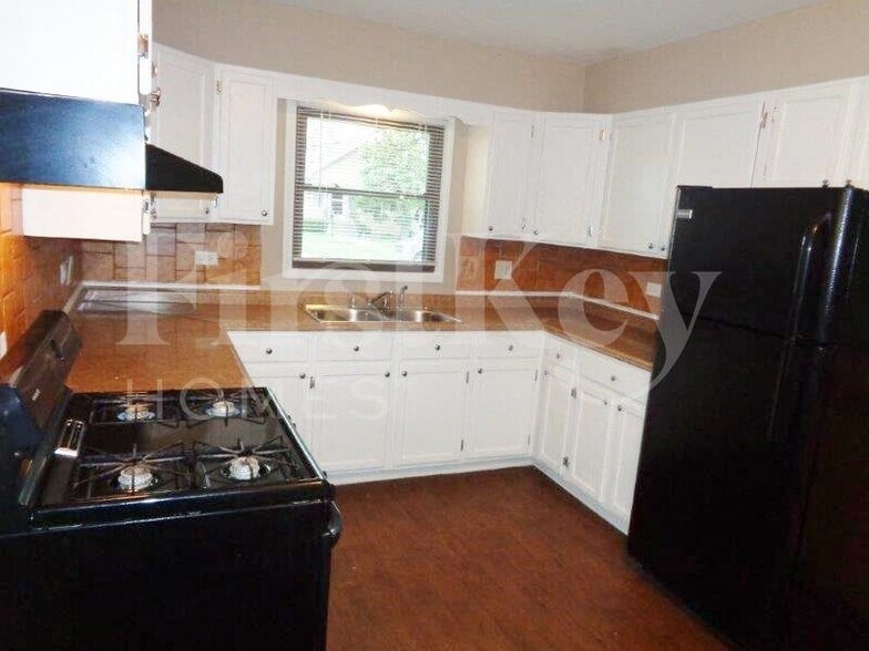 Building Photo - 2337 121st St