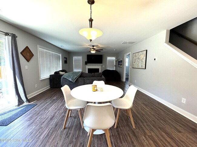 Building Photo - 425 Pebble Shore Dr
