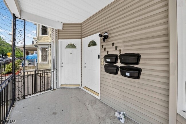 Building Photo - 467-469 Summer Avenue Unit 3