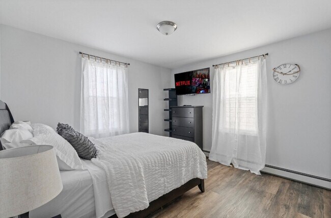 Building Photo - 346 Admiral St