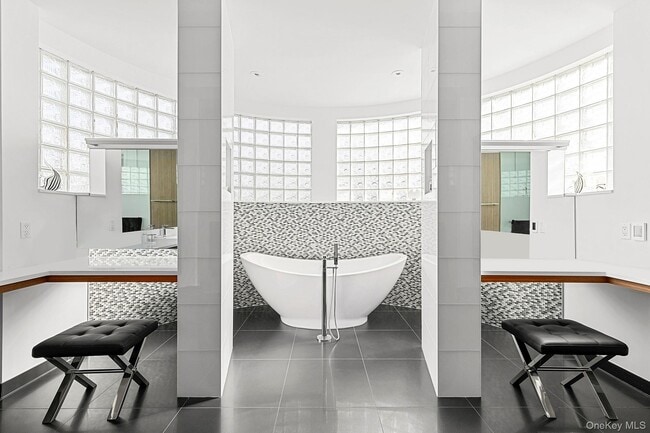 Building Photo - 3 Old Meadow Bend