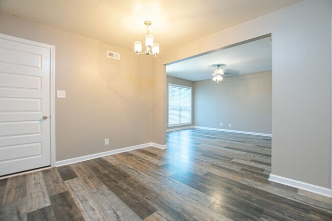Building Photo - Pet Friendly Three Bedroom!