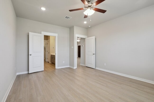 Building Photo - 2310 Calvert Dr