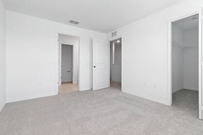 Building Photo - Brand-New 3BR/2.5BA Townhome in Lakewood Ranch — Internet, Trash, & Lawn Care Included