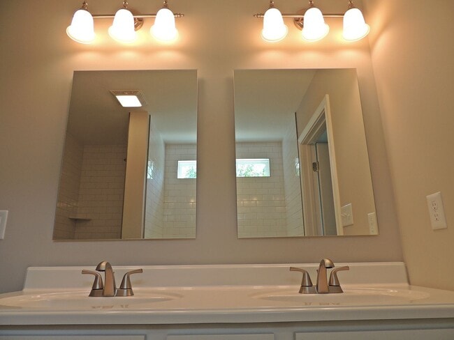 Building Photo - COMING SOON -  Charming Home in Maryville ...