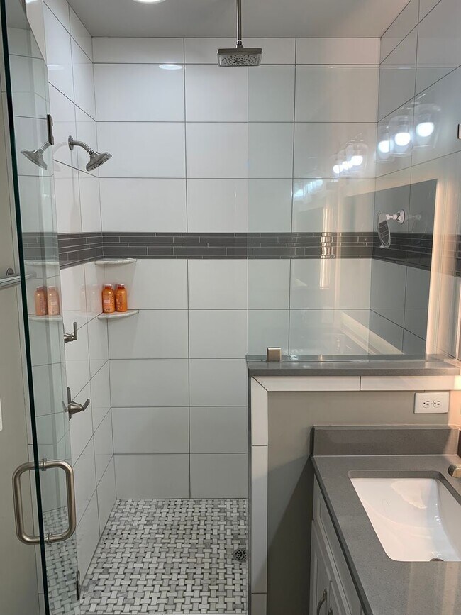 Building Photo - 3 Bed, 3.5 Bath Home w/ 2 Car Garage and Lake Views