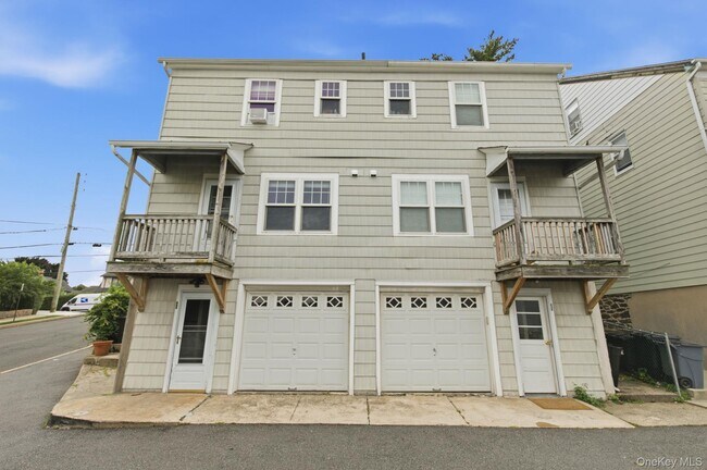 Building Photo - 229 S Ridge St