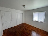 Building Photo - 2 Bedroom, 1 Bath Ranch Style Duplex with ...
