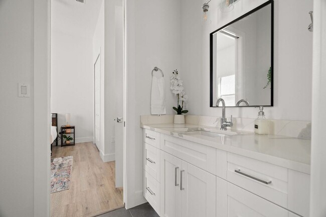 Building Photo - Gorgeous New Constriction House in Tampa