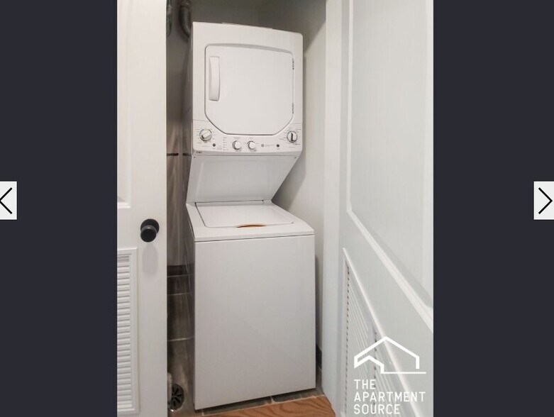 Building Photo - 2020 W Montrose Ave