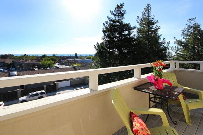 Building Photo - Open House Sunday December 7th 1-2pm  Beautiful Santa Cruz  Townhome in Prime Westside Location.