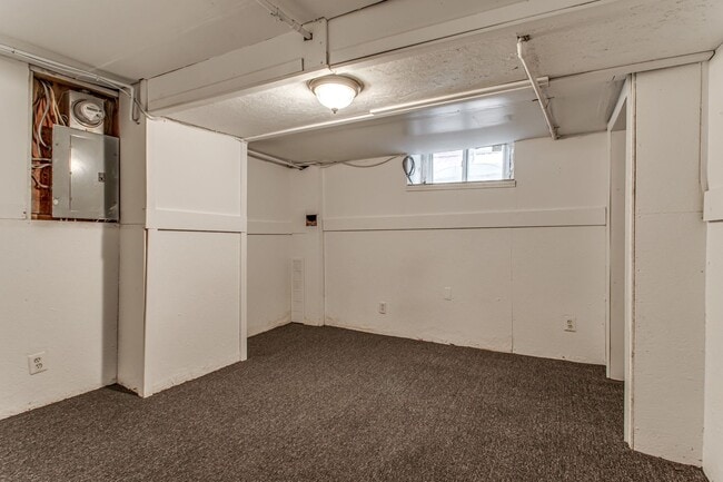 Building Photo - Updated 4 Bed, 2 Bath in Oakland - Close t...