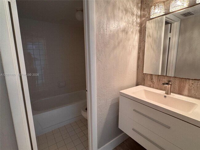 Building Photo - 910 Constitution Dr