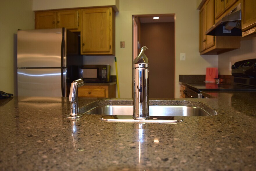 Building Photo - 9745 Lake Shore Dr