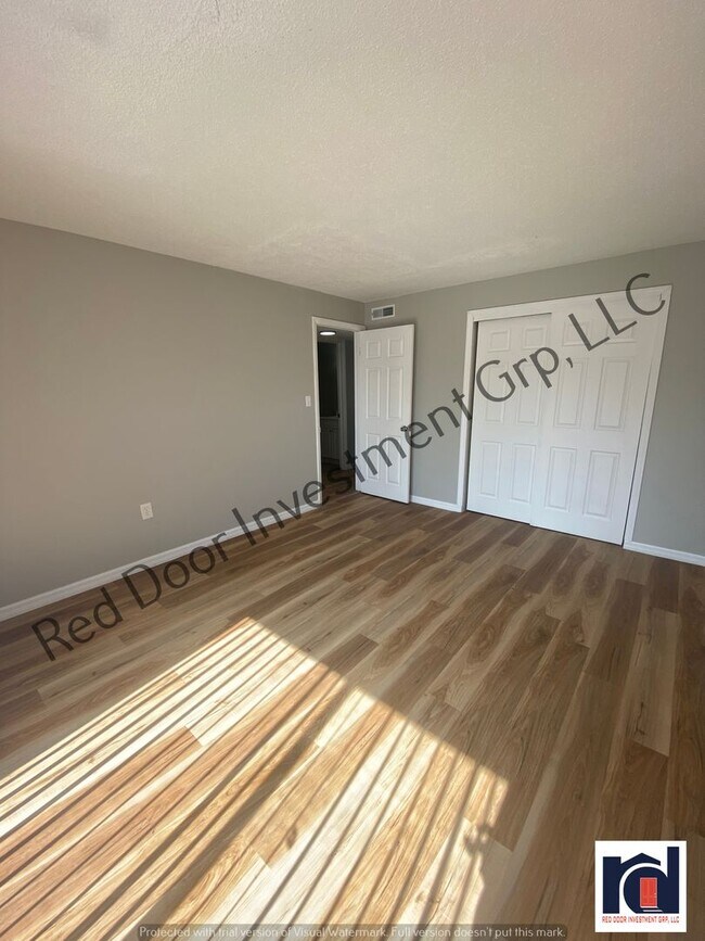 Building Photo - Upstairs 2/1 - Small Quiet Apartment Commu...