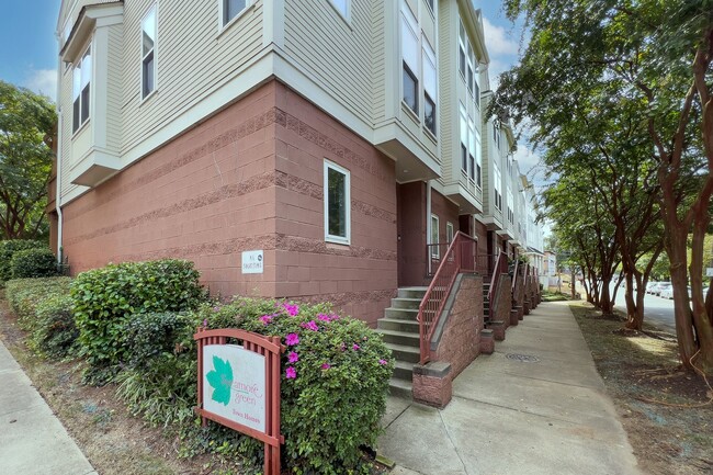 Building Photo - 135 S Sycamore St
