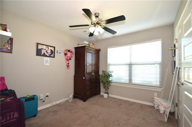 Building Photo - 3609 SW Mistletoe Ave