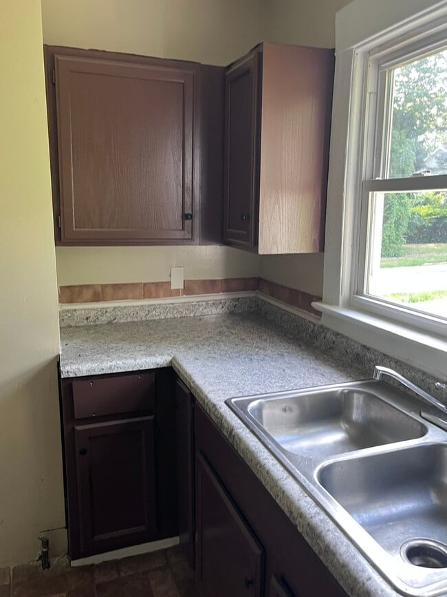 Building Photo - Charming Colonial in the Heart of Akron!