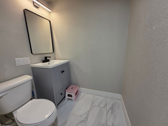 Building Photo - 5 Bed 2 bath Home near Fort Carson!!