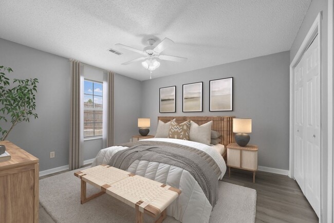 Building Photo - Updated One Level 2 Bedroom / 2 Full Bath ...