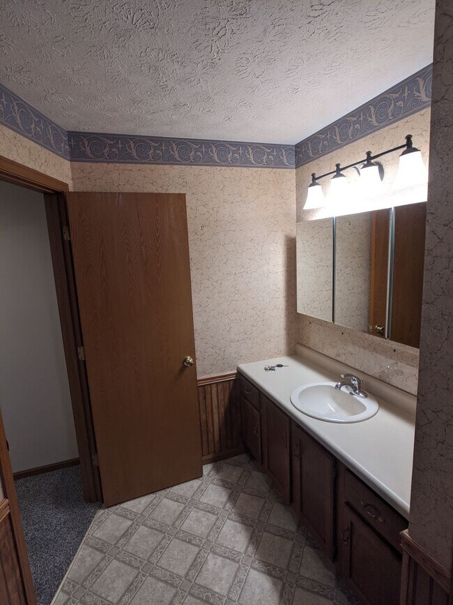 Building Photo - Charming 2 bed 1.5 bath home (duplex) in G...