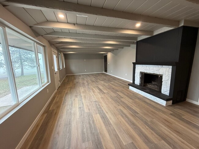 Building Photo - Fully Renovated- 4 bedroom 2 bathroom home