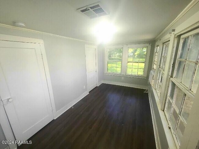 Building Photo - 1063 Mouton Ave