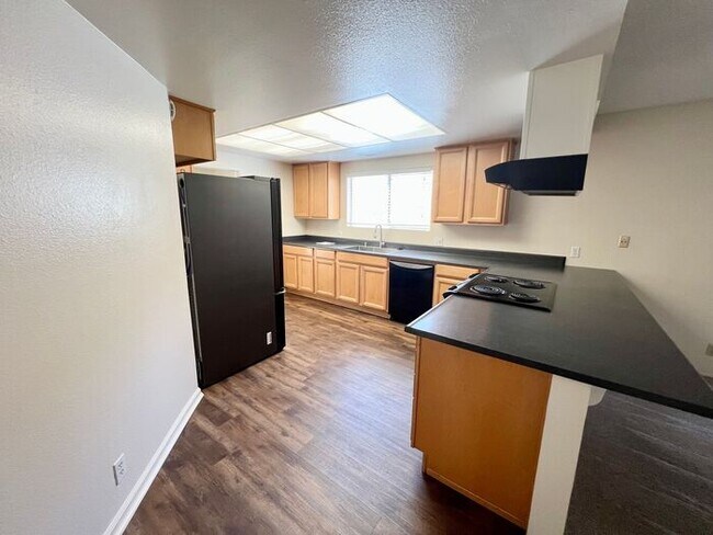 Building Photo - Welcome to your new home in the heart of Pacific Beach!