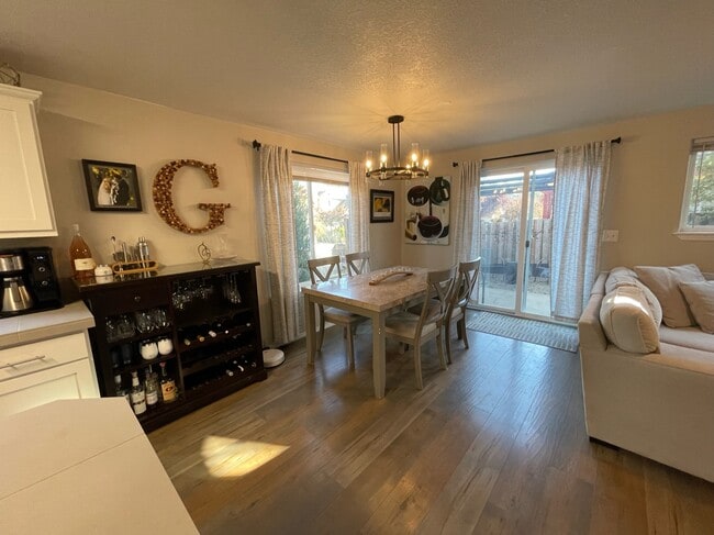 Building Photo - 527 Whitney Dr