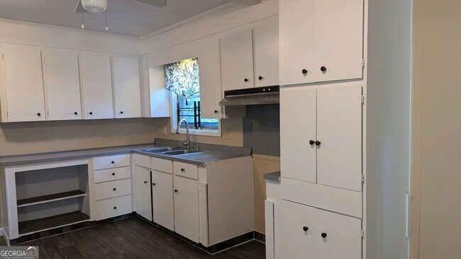 Building Photo - 830 Beddingfield Ave