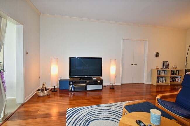 Building Photo - 2425 Underwood St