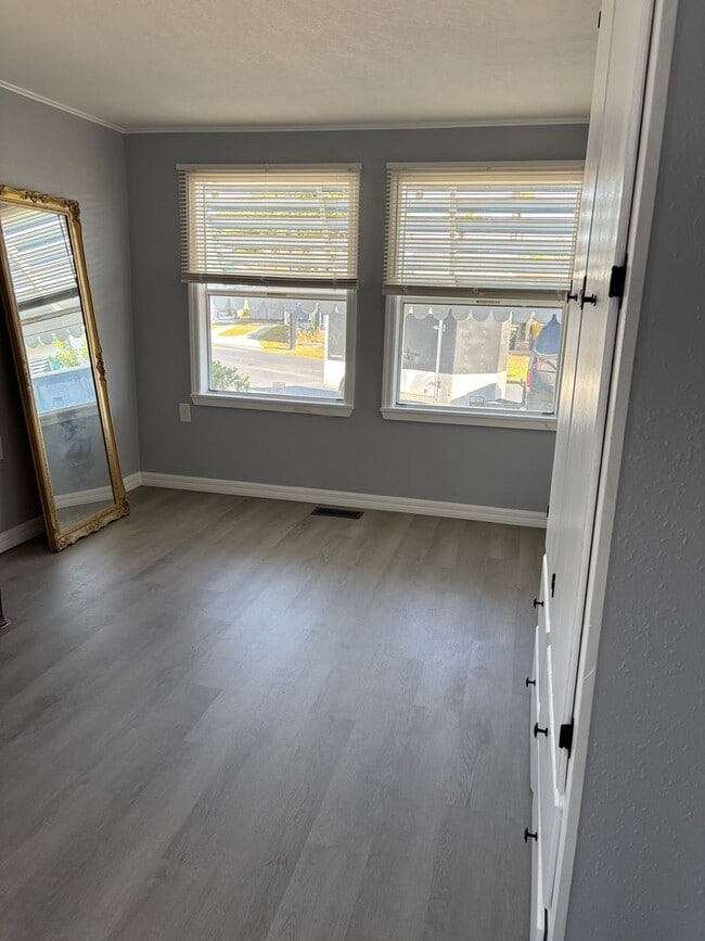 Building Photo - 2 bedroom 2 bath fully remodeled mobile home for rent in 55+ community in south Tampa