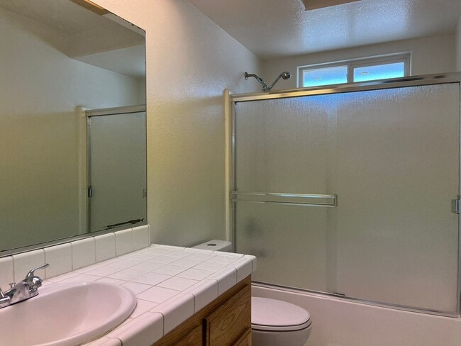 Building Photo - 3 bedroom 2 bathroom home available in Apple Valley!