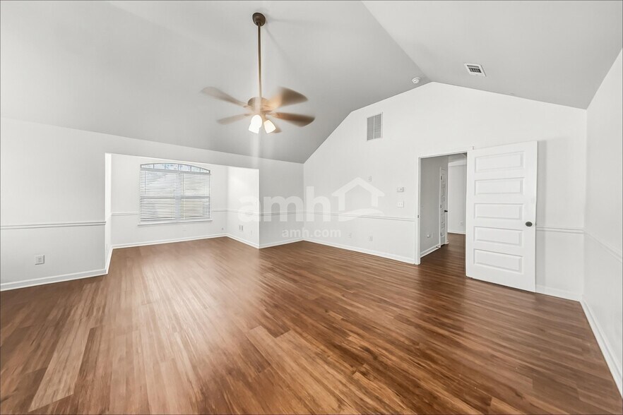 Building Photo - 272 Oak Branch Dr