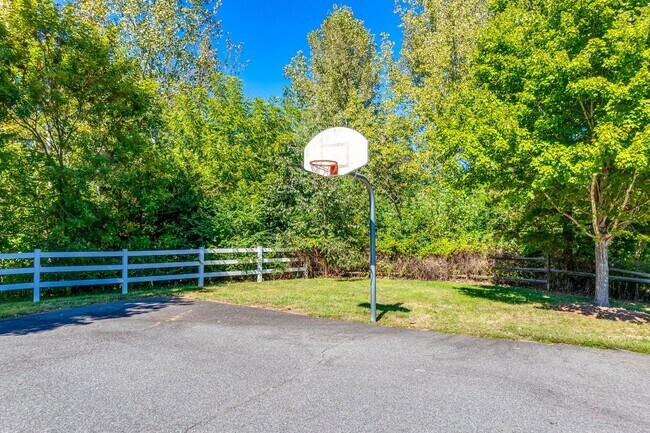 Building Photo - Well maintained 3 bedroom 2 bath home with...