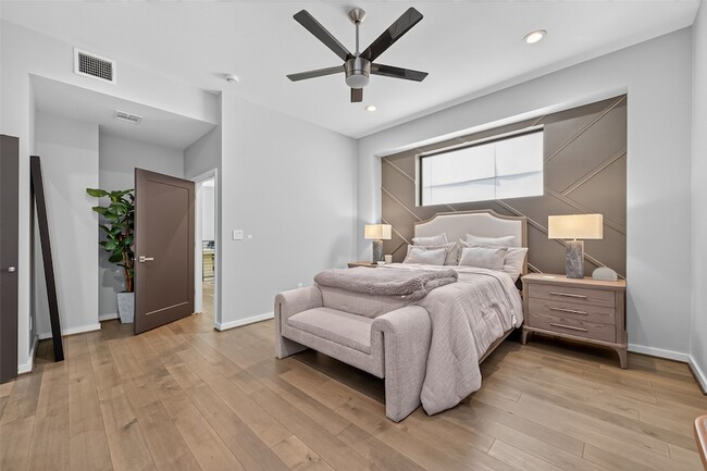 Building Photo - 607 Memorial Heights Dr
