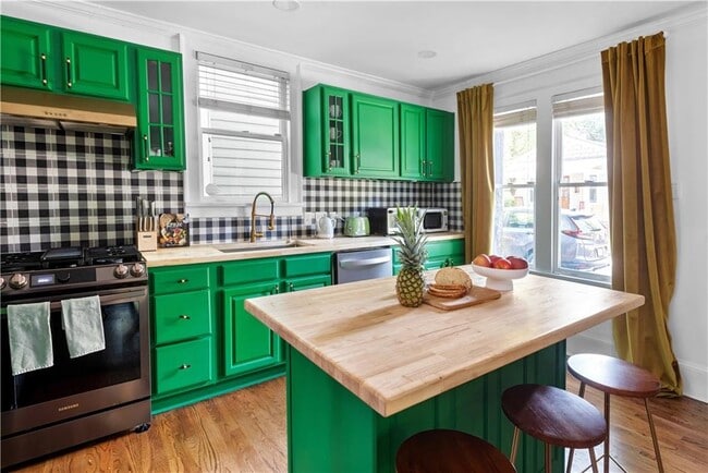 Building Photo - 720 Mollie St SE