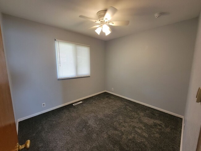 Building Photo - 3 bed, 1 bath, Close to South Bend Airport